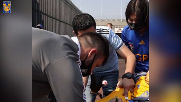 Gignac's nice gesture with a fan